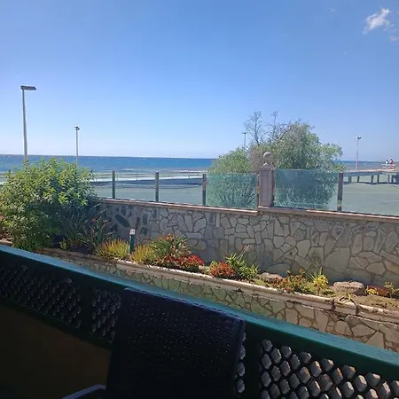 Apartman Burras Beachfront *
